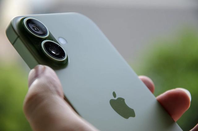 「挤爆牙膏」的 iPhone 17 标准版值得买吗？深度用过之后我想说……