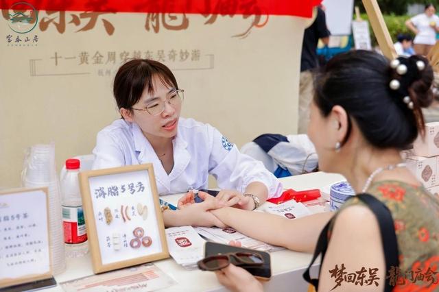 国庆中秋长假首日“炸”场！龙门古镇逛到腿软停不下来，美食吃到扶墙走！