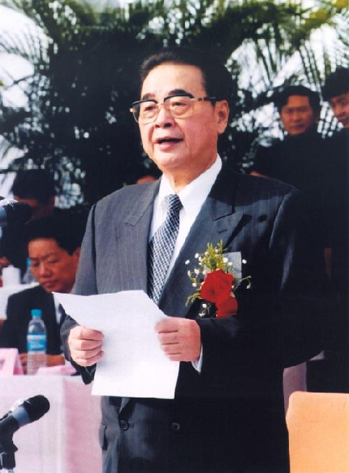 传闻他是周恩来的养子，1988年当上国务院总理，晚年对外界回应