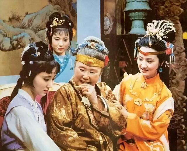 终于有人站出来了，被人民日报"点名"的陈佩斯，给内娱上了一课