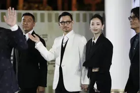 金鸡奖红毯好绝！刘德华儒雅，张小斐美翻，叶童一头白发风韵犹存图片