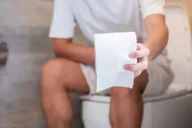 50岁男子一天大便3次，确诊肠癌！医生：3大症状是肠癌信号图片