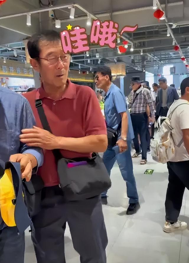 我国菜市场成了韩国旅游团大爷的最爱：试吃乱瞟还不好意思