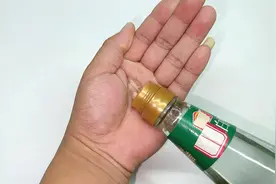 把白醋倒在手心搓一搓，没想到这么厉害，好多人不懂，试过都说好图片