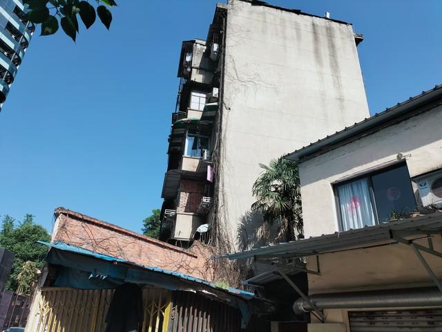 知情人披露成都女子家门口遇害案庭审细节：死缓判决背后的四大焦