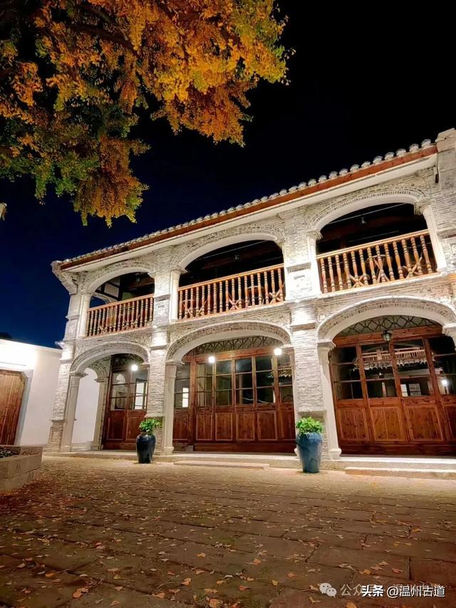 温州这棵深藏在百年民居的古银杏已经黄啦！夜晚比白天还要更迷人