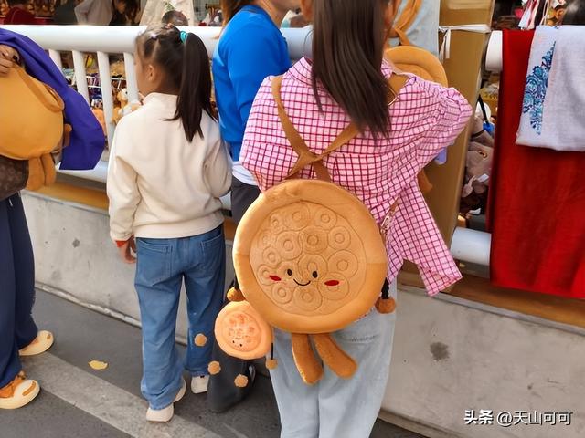 国庆大假，一家人去游新疆大巴扎，美食与歌舞表演太攒劲了！