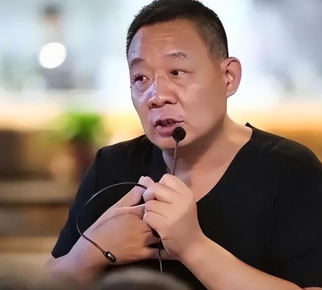 警惕“造神”陷阱！人民日报专访连发多问，揭露于东来真实的想法