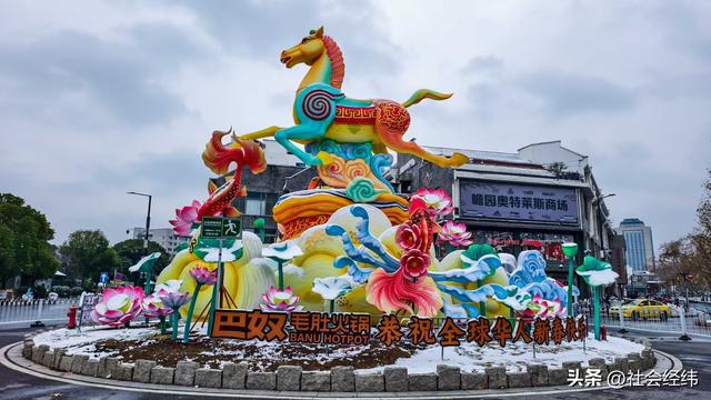 大寒雪落秦淮畔 四秩灯会映金陵 古建银装裹红韵入画来