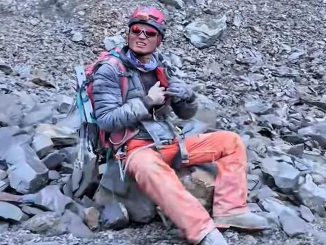 太贵了?10个藏民把受伤女孩抬下山,收费6万上热搜,网友炸锅!
