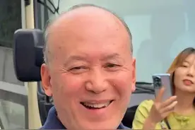 郭达现状：70岁两鬓斑白精神好，和妻子低调生活，儿子是编剧图片