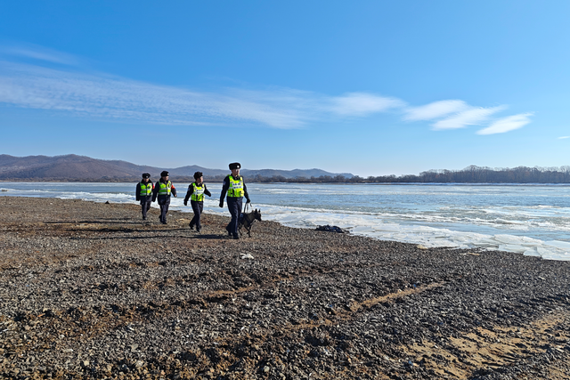 绝美“文封江”！乌苏里江进入流冰期，“跑冰排”景观再现