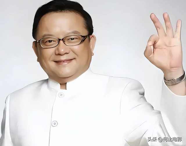 事实证明，被传卖掉上亿豪宅移民美国的王刚，已经走上另一条大道