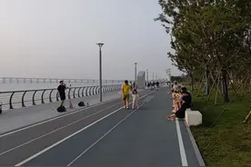 青岛后海海岸线，热闹了！图片