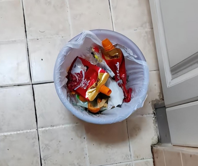 闫学晶事件再升级！官媒下场发文锐评，言辞犀利	，句句直戳她心窝