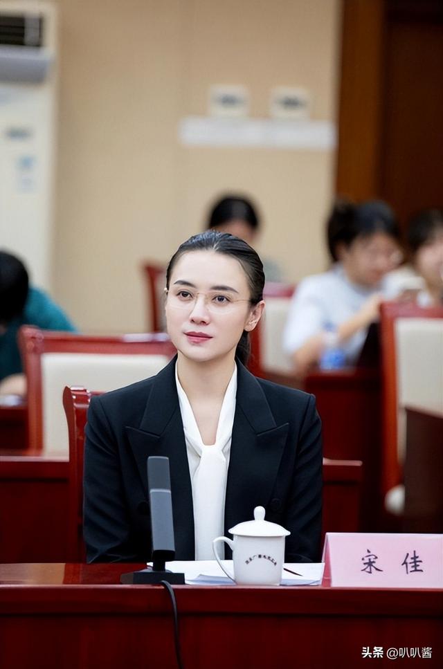 “陪睡上位、知三当三、风流成性”，44岁的宋佳究竟是什么样的人