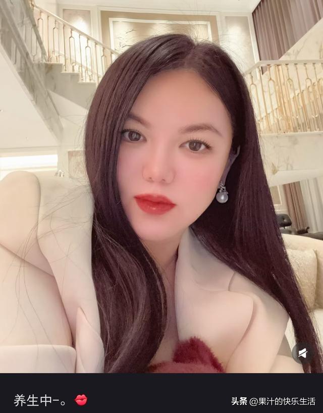 李湘瘦好多！带王诗龄哈尔滨参加活动！母女俩又瘦又薄！美出天际