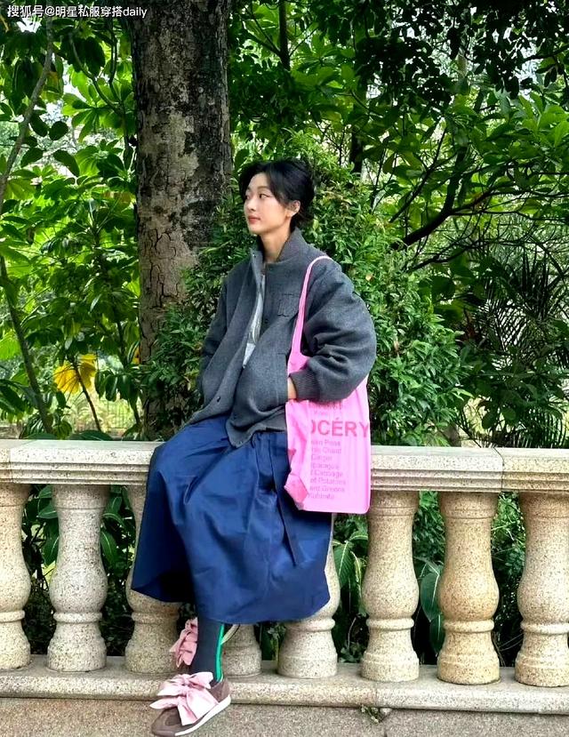 被“东北全智贤”孙千美到啦！灰色夹克搭藏蓝色半裙，尽显高级感