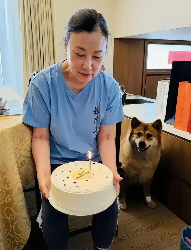 78岁连路都走不稳还开演唱会，全网骂声一片，她却扬言回馈粉丝