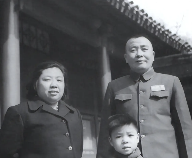 75年，谭政已入狱8年，毛主席突然问道：那个谭政哪里去了