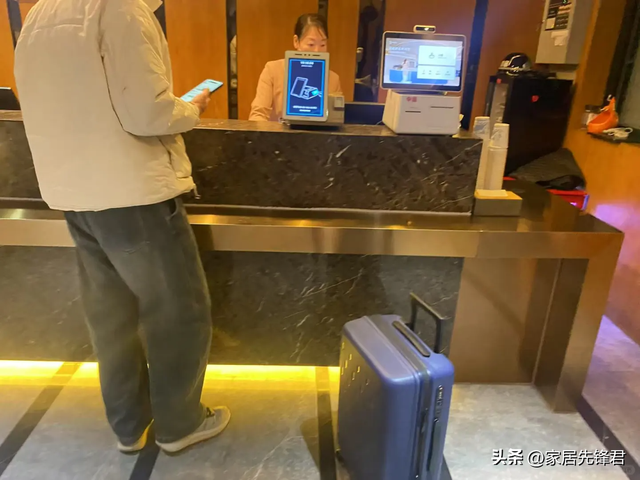 为什么现在酒店退房都不再“查房”了？内部员工说出实情：明白了