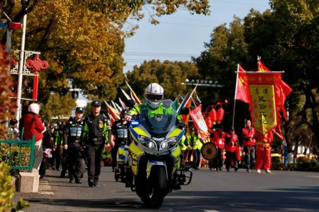 在高淳老街，推背走路！