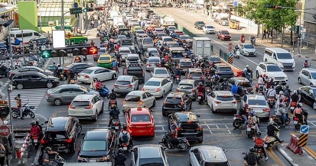 宣传册里的泰国全是滤镜？网友狂晒的 “杂乱” 场景，才是真感性！