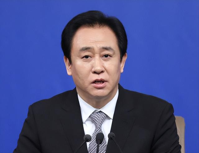 这下麻烦大了！短短3个月，许家印再迎5大噩耗，王健林的话应验了