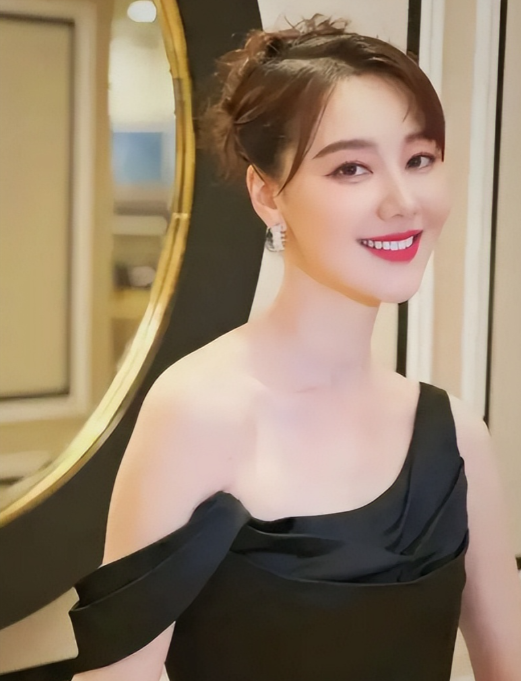 私生活混乱？遭央视“开除”？如今秘密结婚的她是否还在对抗谣言