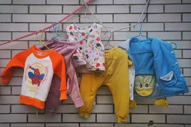 心理学家：永远不要给娃穿别人的旧衣服，原因有3点图片