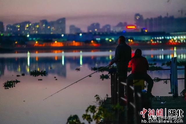 湖北随州晚霞宜人 市民乐享好时光