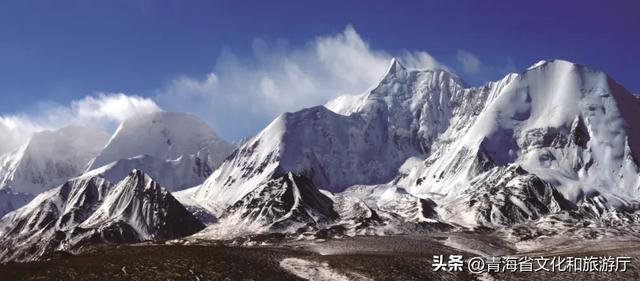 青海的冬天有多美?风裹着雪吻过河流,阳光在雪山尖写满温柔