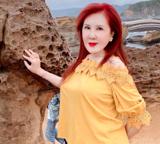 富婆女星花3000万“泡”2个鲜肉男星，被狂骂到退圈！