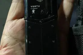 女子捡到“老年机”，失主：价值30万！网友：手机中的劳斯莱斯 律师：无论手机值不值钱 女子都有返还的义务！图片