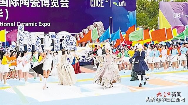 13辆巡游花车嗨翻景德镇 瓷博会开幕式后全城狂欢