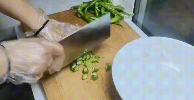 保存新鲜辣椒，不进冰箱放一年都不坏，味道跟夏天的一样好吃！