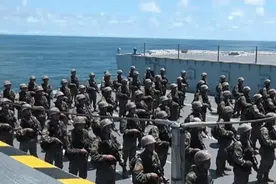 075两栖攻击舰实力被严重低估：“灭国舰队”支柱，1次投送1个营图片