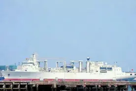 解放军传出好消息，5万吨级补给舰增产：可让航母战斗群打半个月图片