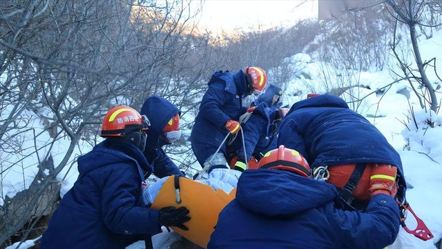 夫妻二人首次穿越鳌太线，丈夫意外失踪，妻子跪地请求队友救人