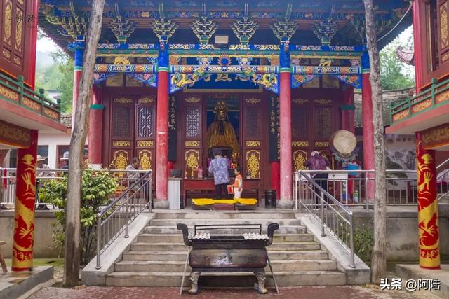 天水有座娘娘庙很有意思,不仅内藏石佛寺山门,还是山寨版纪信祠