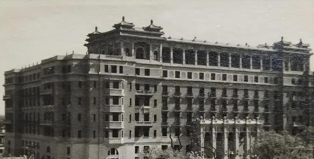 北京饭店建到14层时，汪东兴惊出一身冷汗，立即上报：不能再建了