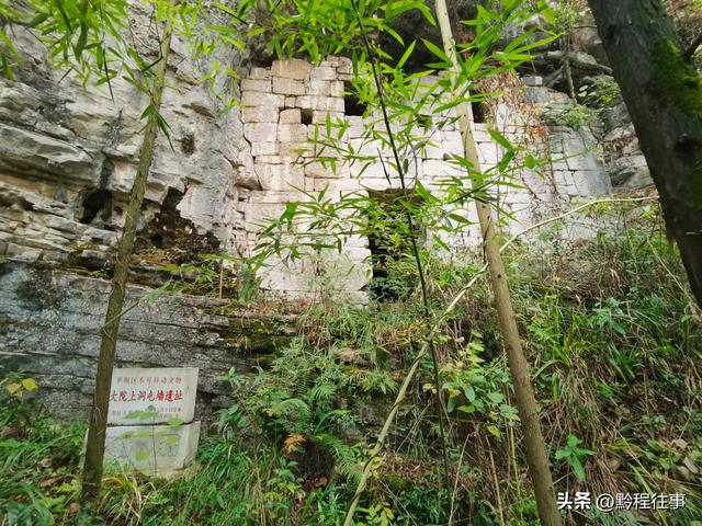 偏远乡野中寻找一个古寺遗址，探险一个深邃溶洞