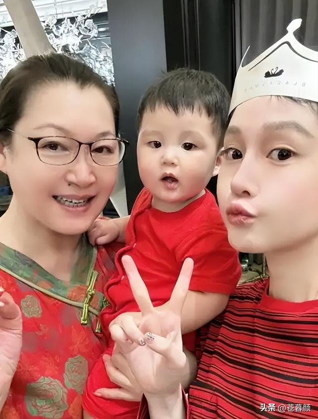 有钱有什么用？68岁赵本山近况曝光，三人打伞伺候，女儿是心头病