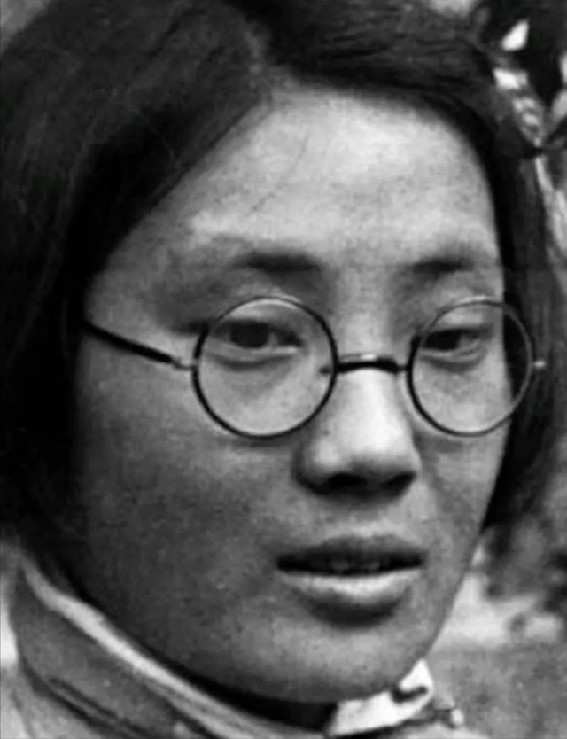 她是八路军战士，也是开国上将之妻，丈夫出事后，她选择划清界限
