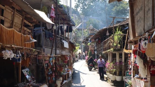 云南边境西双版纳，真正的千年古寨，当地村民还住在吊脚楼中