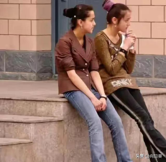 2007年新疆街头15岁的迪丽热巴，青涩得一塌糊涂，身体还没长开