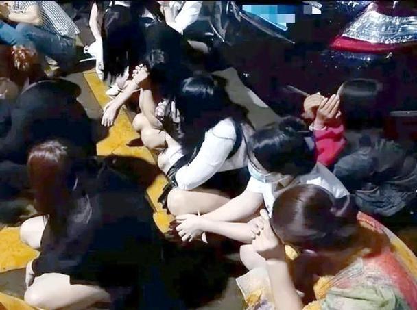 499隔衣服摸胸！私人影院暗藏涉黄：299元起步撕丝袜，还有更过火