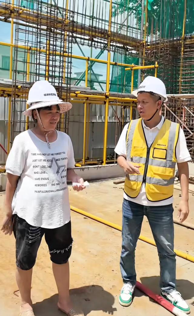 全红婵家的新房终于复工，邻居都开始建二层了，全妈来工地催进度