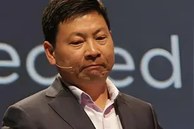 华为余承东哭了！面对央视记者采访，被一句触及内心柔软的话问哭图片