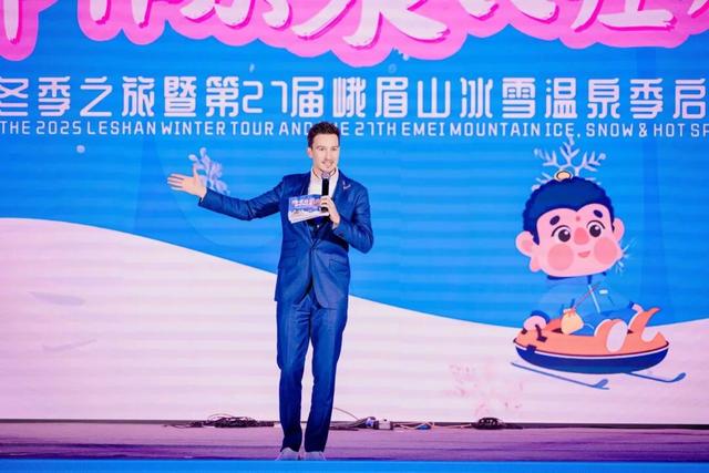 成都的街头，飘来峨眉的雪